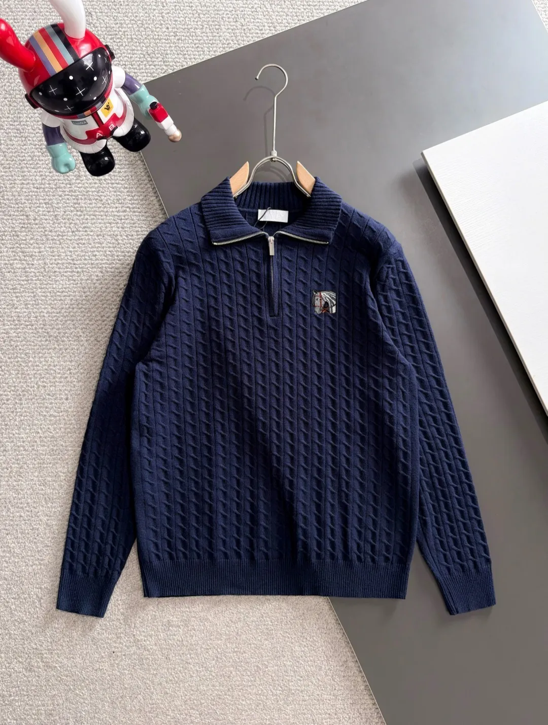 Next day shipment P195 Hermès High Quality 2026 Autumn and Winter latest sweaters from the official website, on sale at the counter at the same time Hot Sale! Specially made of wool blended fabric. It feels comfortable and can be directly in contact with the skin. The logo badge is exquisitely embroidered, which is extremely eye-catching! The details highlight the fashionable charm of big brands. Exquisite workmanship. Three-dimensional cutting style. The wearing effect is invincible and handsome! All three standards are complete! Sizes:M-3XL